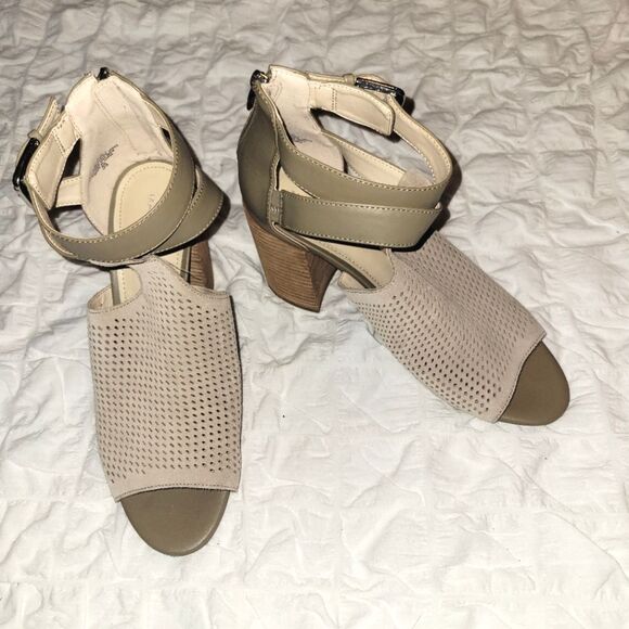 Marc Fisher Leather Perforated Wedges 10 - Picture 2 of 11